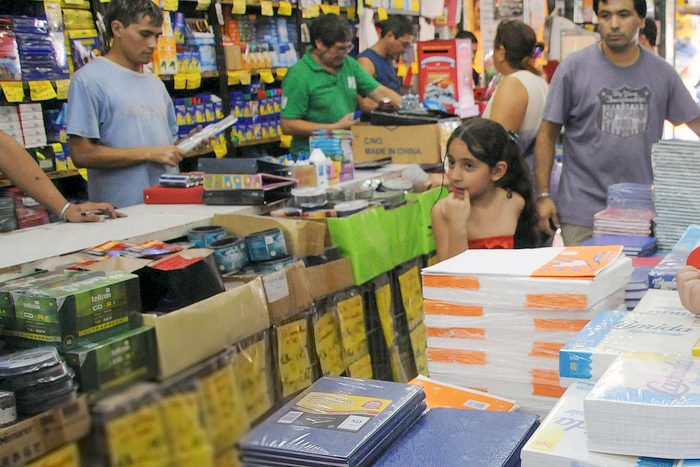 El informe, asimismo, revela que el 42% de los argentinos comprará los útiles escolares durante este mes, mientras que un 26% ya lo hizo en enero, un 20% lo hará una semana antes del inicio de clases y sólo un 12% lo hizo en diciembre pasado. El medio de pago más utilizado es la tarjeta de crédito (40%), seguido por las billeteras virtuales (27%) y el efectivo (19%). 
