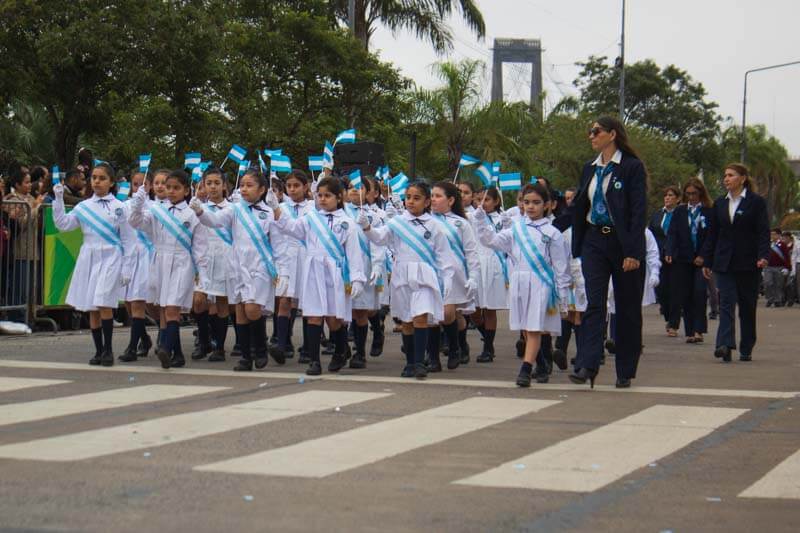 El cierre de la la jornada se realizó el tradicional desfile escolar por la avenida que circunda la costa de la ciudad capitalina, observada atentamente por una multitud que se congregó para acompañar a los estudiantes. 