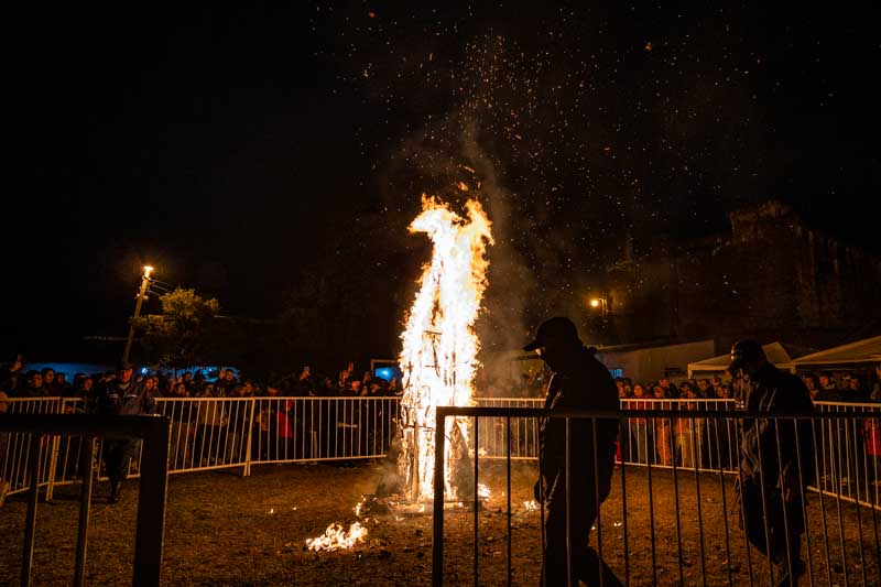 A las 12 en punto encendieron el muñeco, lo que marcó el cierre oficial de las fiestas patronales, recordando que las tradiciones también pueden ser espacios de reflexión.
