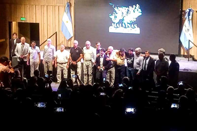 Dirigido por Juan Facundo Ferragud y producido por Gustavo Lescano, el film surge a partir del viaje realizado en 2025 por excombatientes a las Islas Malvinas, una experiencia que los propios participantes definieron como “sanadora”. La propuesta combina recursos audiovisuales y expresiones artísticas para reconstruir la historia reciente desde las voces que la vivieron, consolidándose como un aporte a la memoria colectiva sobre el conflicto.