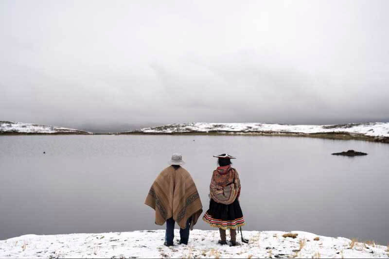 . Viven cerca del Casquete de Hielo Quelccaya, el mayor glaciar tropical del mundo, que esta  retrocediendo 60 metros anualmente debido al deshielo acelerado. La comunidad busca proteger sus tradiciones y territorio, dedicando sus vidas a concienciar sobre el deshielo y el cambio climático.