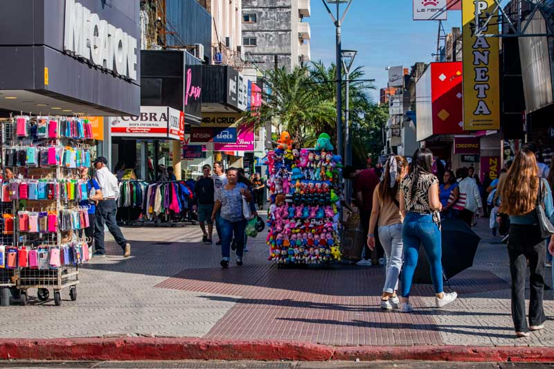 En ese cruce entre empleo e inflación se redefine la economía cotidiana. Las familias ajustan consumos, priorizan gastos esenciales y recurren cada vez más al endeudamiento para sostenerse. Así, el problema deja de ser únicamente económico y se vuelve social: el acceso a condiciones de vida dignas queda condicionado por un mercado laboral fragmentado y por precios que continúan en alza, configurando un escenario donde trabajar ya no garantiza salir de la pobreza.