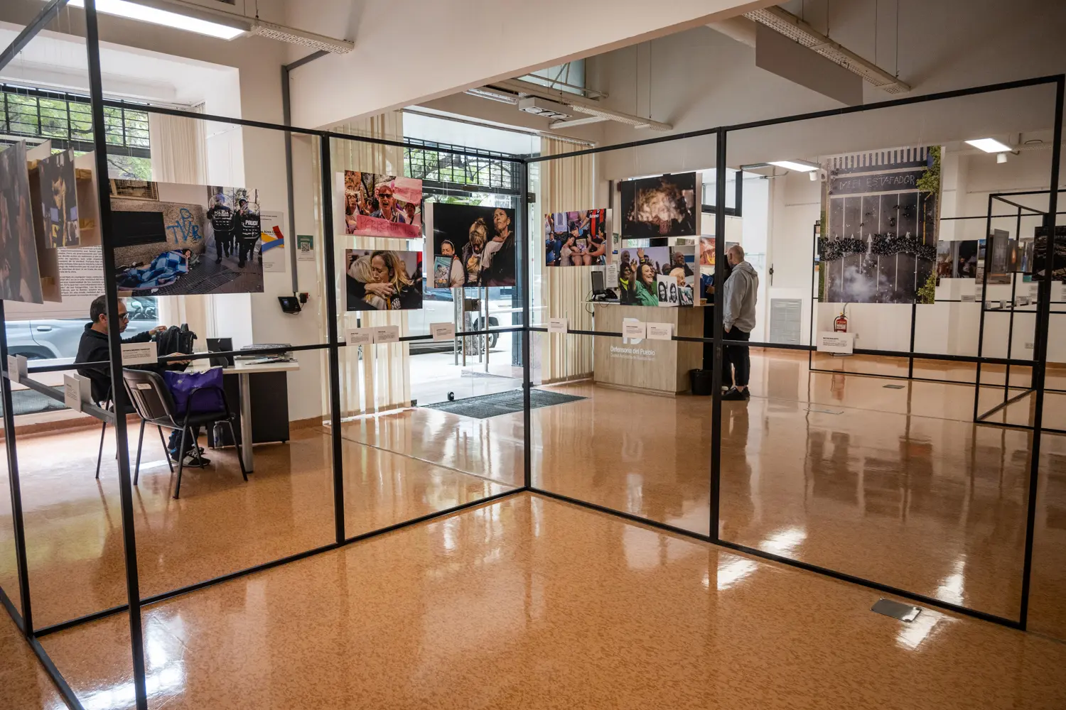 En las paredes conviven escenas de distintos momentos del año. Separadas por fechas, lugares y acontecimientos, las fotografías encuentran dentro de la muestra un mismo espacio y comienzan a dialogar entre ellas.