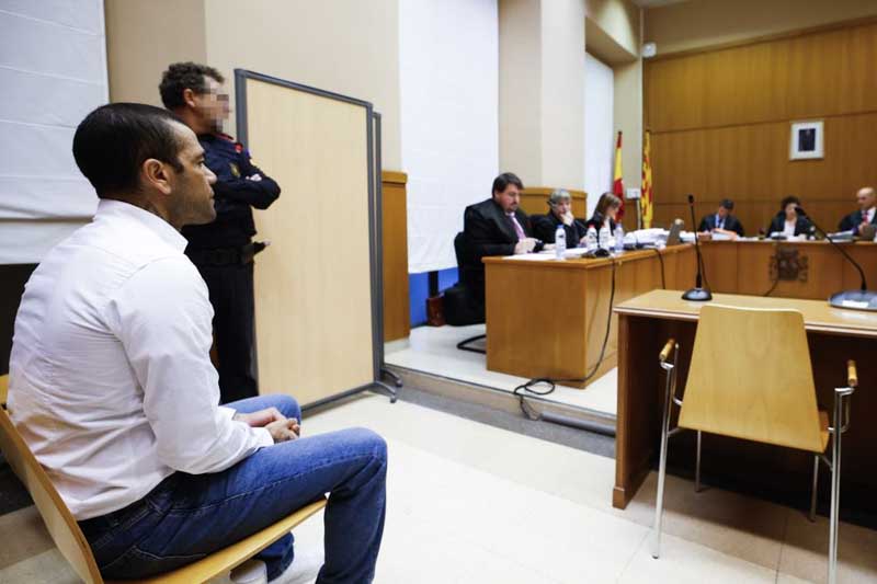 La Audiencia de Barcelona ha aceptado parcialmente la petición de la defensa de Alves de otorgarle la libertad provisional, argumentando que el riesgo de fuga se ha reducido. 