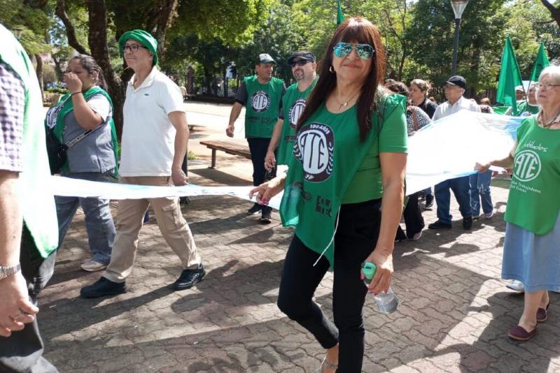 La Asociación de Trabajadores del Estado, mientras tanto, había convocado a un paro nacional para protestar por la “reforma laboral y el reciente acuerdo con los Estados Unidos”, considerados “íntimamente vinculados”; la medida de fuerza se llevó a cabo con un acatamiento del 90%. De esta manera, en las provincias de Chaco, Entre Ríos, San Luis, Santa Fe, Mendoza, Córdoba, Misiones, Corrientes, Tierra del Fuego y Río Negro se realizaron multitudinarias movilizaciones.