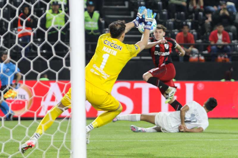Tras las variantes el local se replegó y la figura fue el arquero Silva. A pesar del asedio la red no se movió, y ahora la clasificación se definirá en el Monumental, donde el ganador irá contra el difícil Palmeiras.