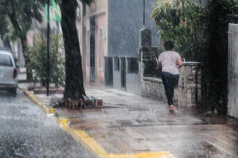 Las ciudades de Monte Caseros, Curuzú Cuatiá, Sauce, Mercedes, Concepción y San Roque podrían ser afectadas por lluvias de alta intensidad, y podrían producirse fenómenos meteorológicos con capacidad de daño y riesgo de interrupción momentánea de las actividades cotidianas. 