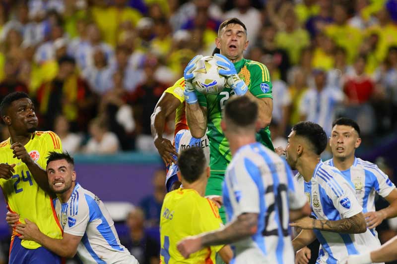 Colombia, que llegó a la final como uno de los equipos más sólidos del torneo, sorprendió con su esquema táctico inicial y complicó a Argentina en los primeros minutos. Sin embargo, la presión colombiana se diluyó con el calor y la Scaloneta logró equilibrar el juego. Emiliano Martínez tuvo un par de intervenciones claves que mantuvieron el marcador en cero.