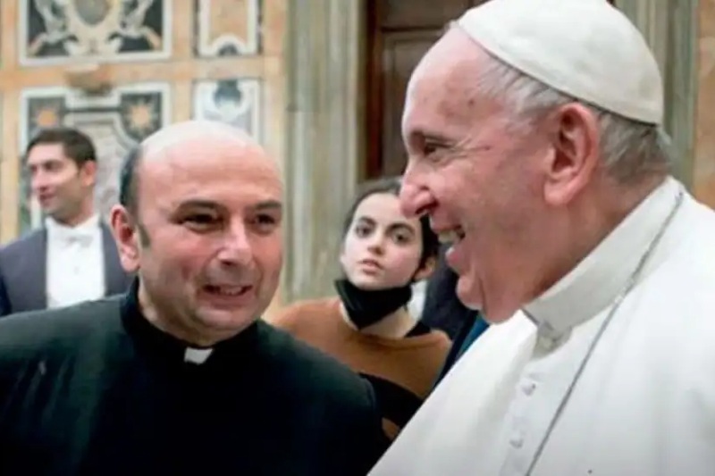 Tras darse a conocer la agresión, donde tres personas murieron y varias resultaron heridas, el papa León XIV dijo que está “profundamente entristecido” por el ataque al lugar, al que muchas familias cristianas desplazadas de la pequeña comunidad local han estado viviendo desde que comenzó la ofensiva israelí en Gaza, después de que sus propias casas fueran destruidas. 