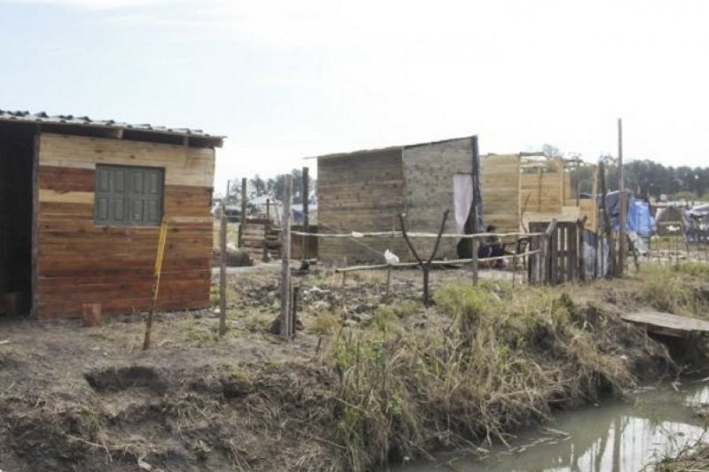 El informe revela que ambas canastas registraron un aumento del 1,4% con respecto a agosto. En términos interanuales, la total subió un 22% (acumuló una suba del 14,9% entre enero y septiembre), mientras que la alimentaria trepó un 23,1% (suba del 17,5% en el mismo periodo). Si el grupo familiar es de tres personas, necesitó $936.911 para cubrir la total y $420.140 para la alimentaria, pero si son 5 requirió $1.176.852 y $527.736.