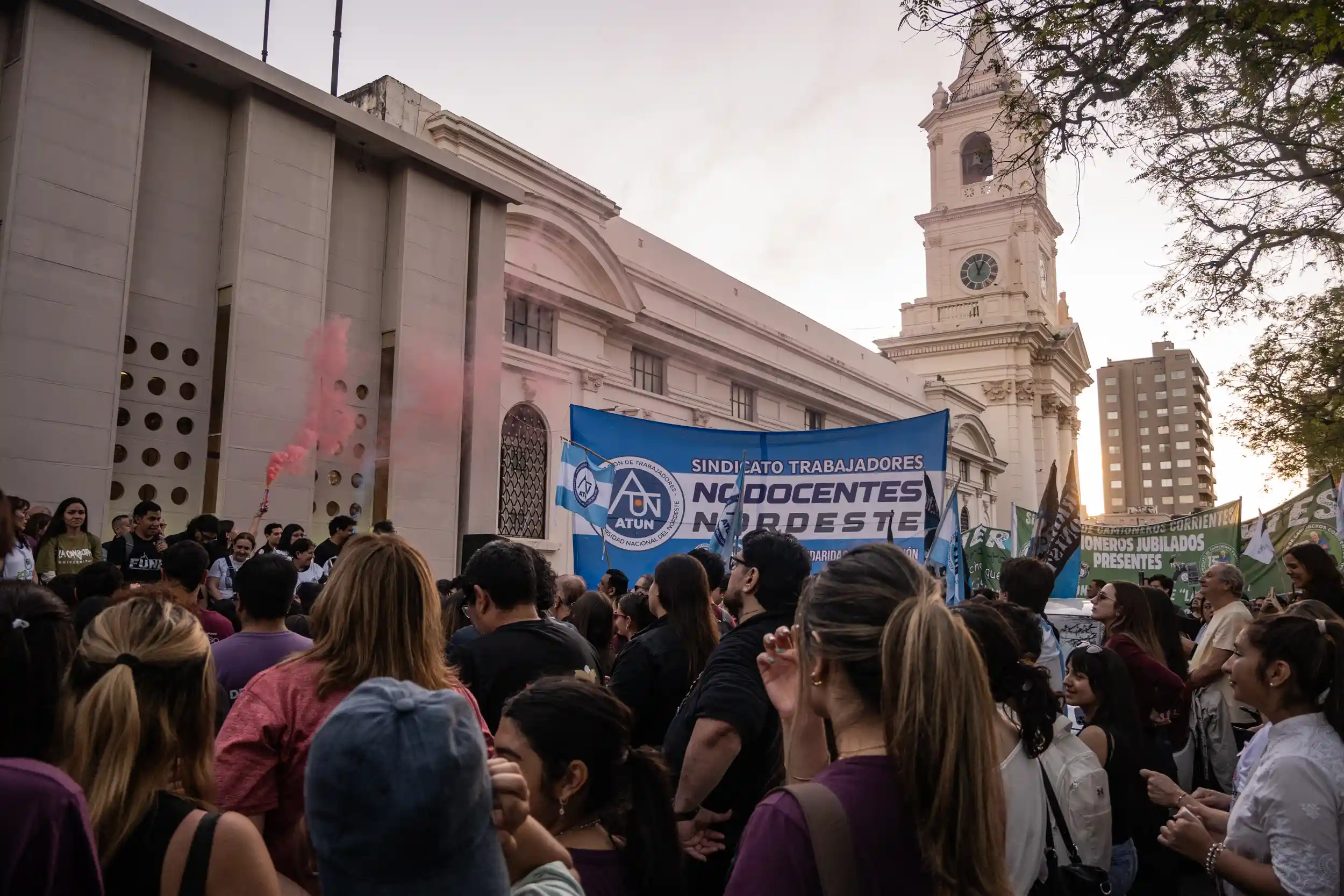 La convocatoria trascendi&oacute; los l&iacute;mites de la comunidad universitaria y reuni&oacute; a sectores que encontraron en la defensa de la educaci&oacute;n p&uacute;blica una causa com&uacute;n.
