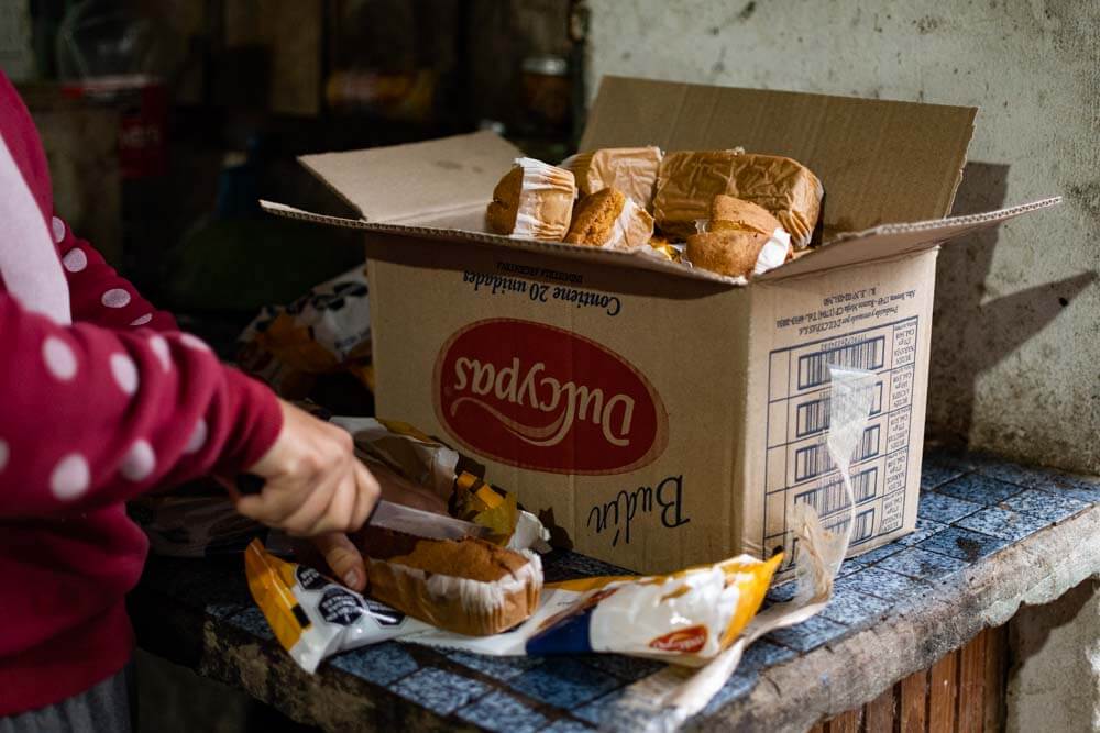 El estudio revela que, en nueve de cada diez familias, los ingresos no alcanzan para comprar la misma cantidad de productos básicos que en 2023, mientras que en el 82%, los ingresos no logran solventar gastos específicos, como útiles escolares, transporte, vestimenta y calzado. Además, en un 23% de los hogares se dejaron de comprar medicamentos; en un 32% se redujeron los controles médicos y odontológicos; y en un 41%, se utilizan ahorros para gastos corrientes. 