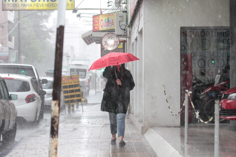 Por la noche, se esperan 14 grados, con vientos leves del sudeste entre 7 y 12 km/h y una baja probabilidad de precipitaciones, en torno al 10 %. La amplitud térmica será reducida durante toda la jornada.