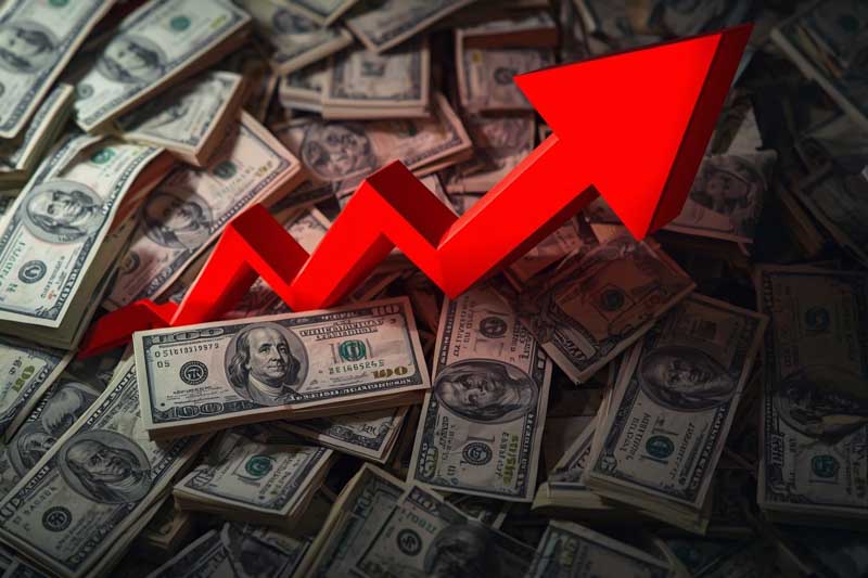 El blue cerró en $1.460, incluso por encima del minorista. En paralelo, los bonos argentinos volvieron a caer hasta 2% y el riesgo país apunta a un nuevo repunte tras la salida del EMBI+ de JP Morgan. El Relevamiento de Expectativas de Mercado proyecta un dólar mayorista por encima del techo de la banda y una inflación acumulada cercana al 30% en 2025. En este marco, el exdirector del FMI Claudio Loser advirtió sobre la posibilidad de nuevas restricciones cambiarias si no ingresan fondos frescos desde Estados Unidos.