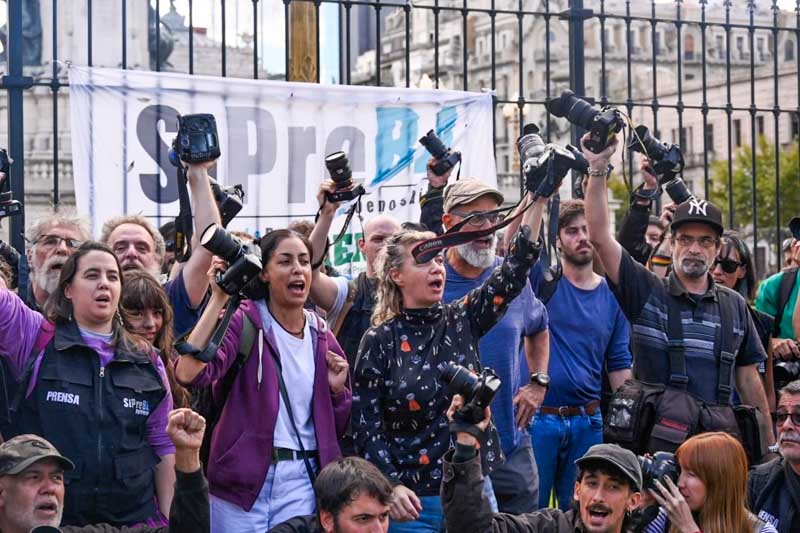 Empleados de prensa, fotoperiodistas y camarógrafos se concentraron ayer, desde las 16, frente al Congreso de la Nación para manifestar su repudio a la represión sufrida durante la movilización en apoyo a los jubilados. Los trabajadores reclamaron garantías para ejercer su labor sin violencia. La convocatoria se cerró con un llamado a la unidad para exigir justicia y con el anuncio de una misa abierta apoyando a Grillo, que se realizó esa misma tarde, a las 19, en la puerta del hospital Ramos Mejía.