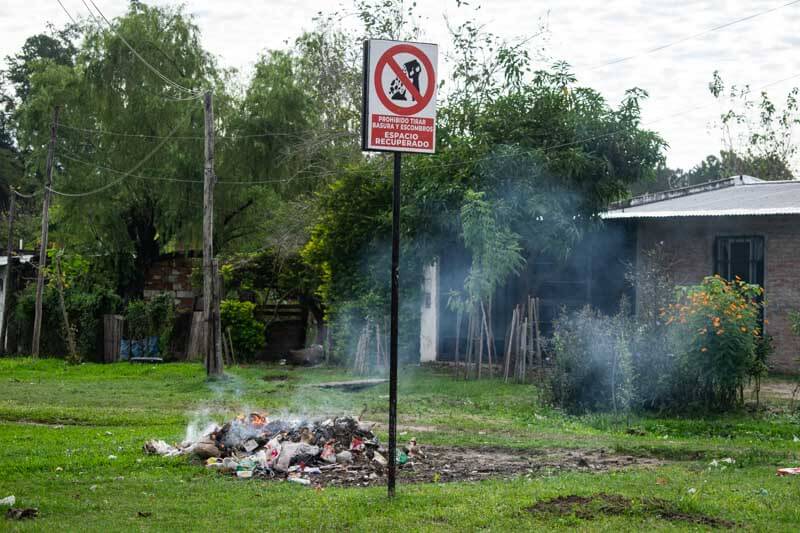 Se estima que en 2020 se quemaron sin control cerca de 30 millones de toneladas de plásticos, lo que representa el 57% de la contaminación de este origen en espacios públicos y vertederos. La gestión de residuos debe considerarse una necesidad básica, comparable a los servicios de agua y alcantarillado. A pesar de su impacto crítico, la quema incontrolada ha recibido escasa atención.