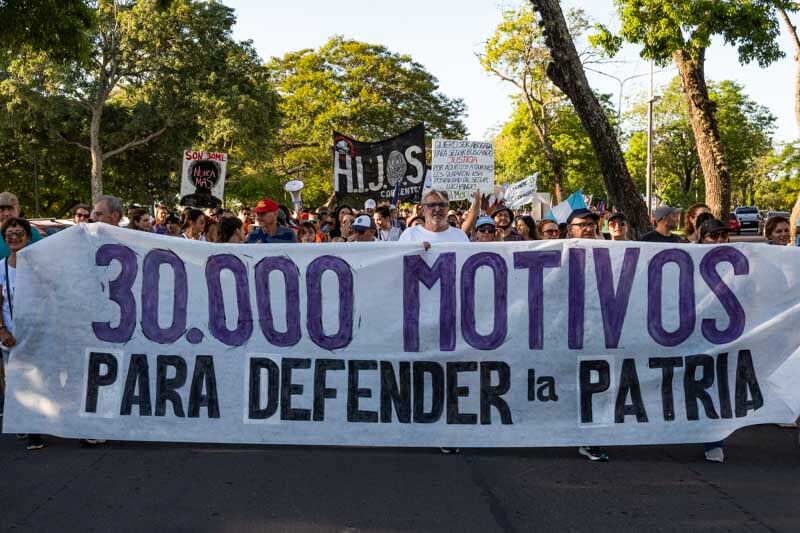 Al congregarse en la avenida costanera General San Martín, y marchar hacia el hito de la memoria, verdad y justicia, frente al ex regimiento 9, los manifestantes demuestran un compromiso firme con la memoria colectiva.
