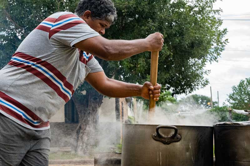 Prepararlo no es algo que se hace a las apuradas. Es una cocción lenta, a fuego bajo, que invita a reunir a la familia o los vecinos mientras la olla trabaja. Por eso, en fechas patrias como el 25 de mayo, se vuelve un ritual que nos une en torno a la mesa.