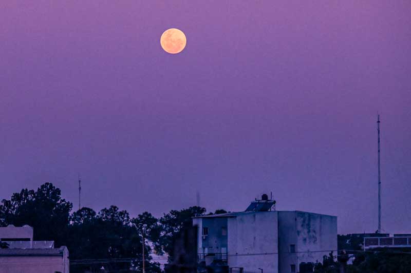 El acontecimiento, esperado por aficionados y curiosos del cielo, se podrá observar sin necesidad de equipos especiales desde cualquier punto del país, siempre que las condiciones climáticas lo permitan. Aunque no se trate de un fenómeno visualmente extraordinario, representa un momento especial para reconectar con los ciclos naturales y apreciar la belleza del cielo nocturno.