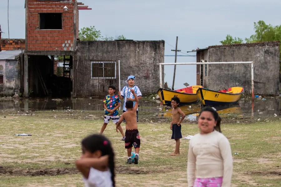 Mientras el r&iacute;o transforma el paisaje y obliga a reorganizar la vida cotidiana, esa red permanece activa. No porque la solidaridad pueda resolverlo todo, sino porque, en medio de la creciente, acompa&ntilde;arse tambi&eacute;n es una manera de resistir
