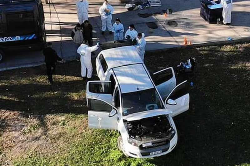 Esta mañana iniciaron nuevos peritajes en los vehículos de los primeros detenidos en la causa que investiga la desaparición del pequeño en la localidad de 9 de Julio: la motocicleta de Antonio Benítez y el automóvil de Mónica Millapi y Daniel “Fierrito” Ramírez. En un primer momento habían encontrado cabellos, manchas rojas y abolladuras en la carrocería del coche.