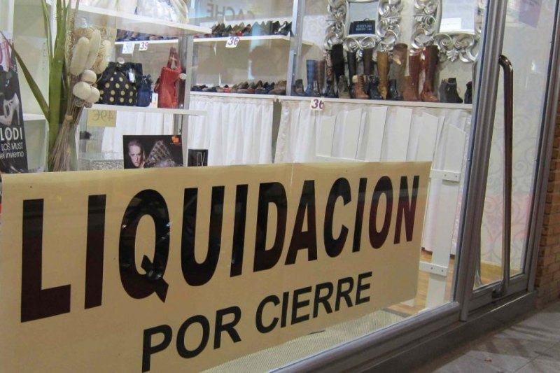 El documento advierte que el recorte del gasto primario (equivalente a cerca del 4% del PIB, o unos 24 mil millones de dólares), concentrado en salarios públicos, transferencias sociales y obra pública, tuvo un efecto multiplicador negativo en toda la economía, por lo cual empresas de distintos tamaños y regiones están recurriendo a cierres totales, despidos parciales o reducción de plantillas como mecanismos de supervivencia ante la caída sostenida de ventas y rentabilidad. 