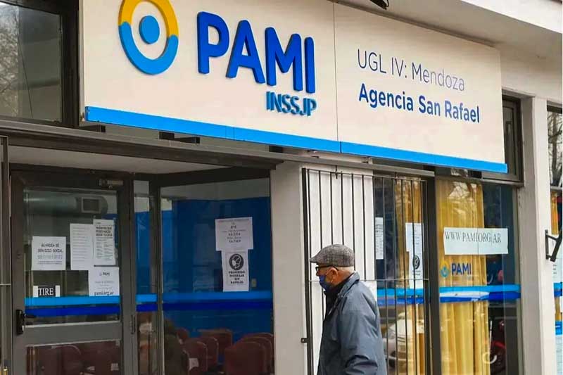 El estudio revela que algunos medicamentos, como el Daflon 500 y el Ibupirac 600 MG, registraron aumentos de hasta un 177%. Paralelamente, el Pami redujo la cobertura de medicamentos gratuitos, lo que agrava la situación para los jubilados y pensionados. Esta disminución en el acceso a medicamentos esenciales, sumada al elevado costo de los fármacos, genera un impacto significativo en la salud y el bolsillo de los argentinos.