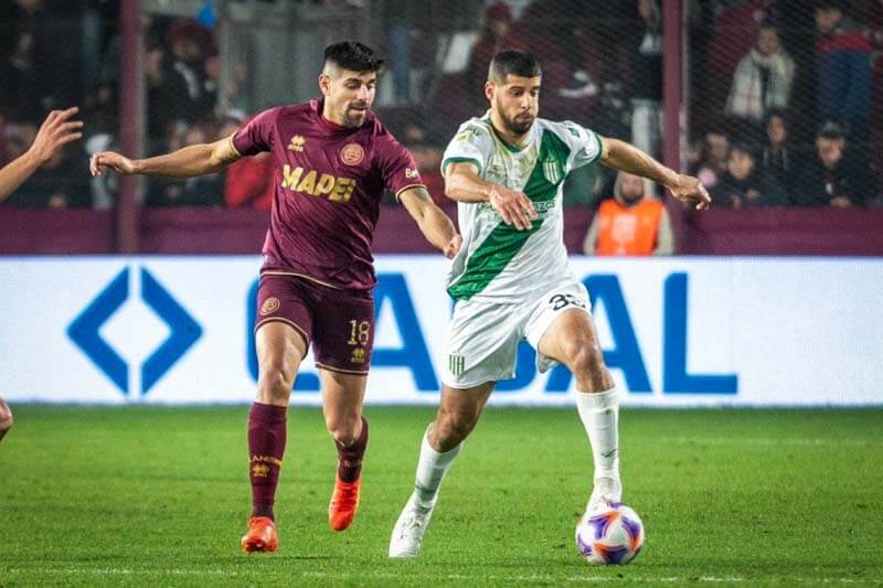 Finalizando la jornada, a las 21.30 Banfield chocará contra Lanús en su estadio, Florencio Solá, e intentará que valga la localía enfrentando a su eterno rival, pero el Granate llega con la necesidad imperiosa de ganar, ya que está último en su zona y hasta ahora no obtuvo un solo triunfo.