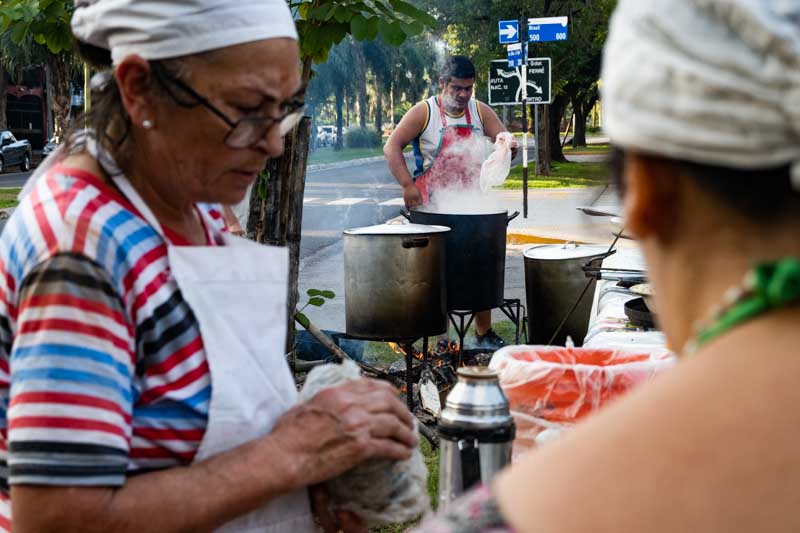 Desde modestos hogares hasta refinados restaurantes, esta delicia se reinventa con toques de gourmet, manteniendo su esencia popular y su conexión con la identidad argentina.