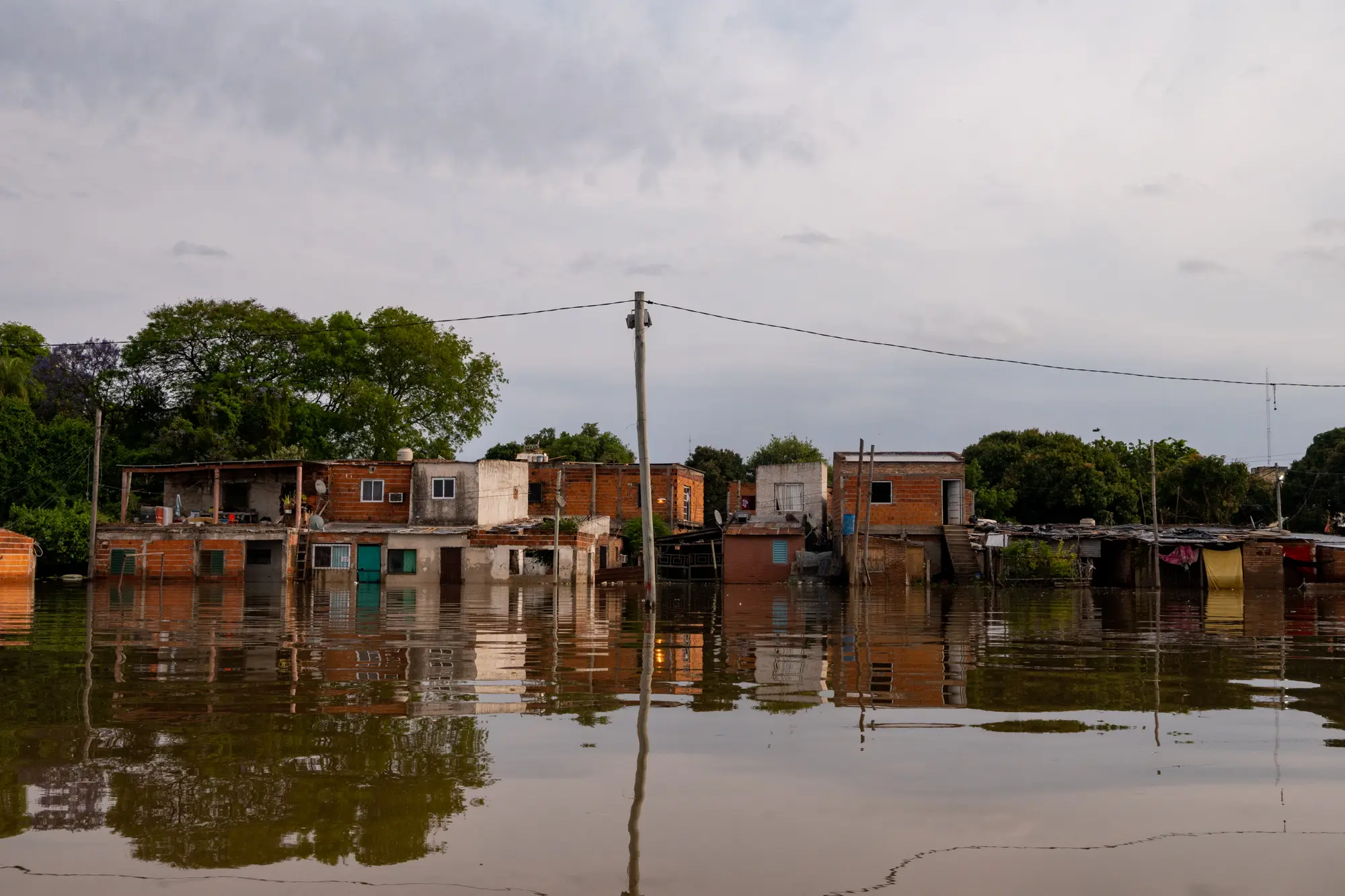 El barrio est&aacute; asentado junto al Paran&aacute;, en una zona expuesta a las inundaciones. Pero mirar esa realidad &uacute;nicamente desde el riesgo deja preguntas sin responder: qu&eacute; posibilidades tienen estas familias de vivir en otro lugar, qu&eacute; alternativas habitacionales existen y cu&aacute;nto de esa permanencia responde a una elecci&oacute;n y cu&aacute;nto a las condiciones materiales en las que transcurre su vida.
