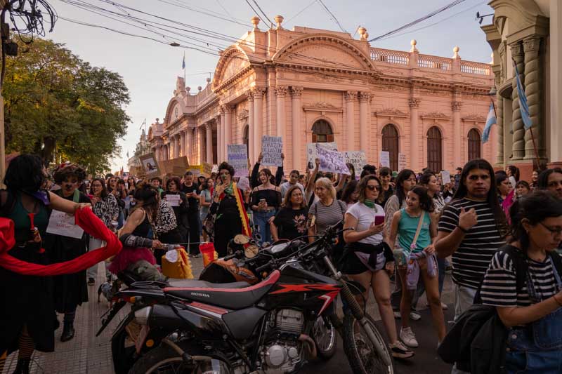 La marcha avanzó por las calles del centro de la capital correntina con una importante participación ciudadana.