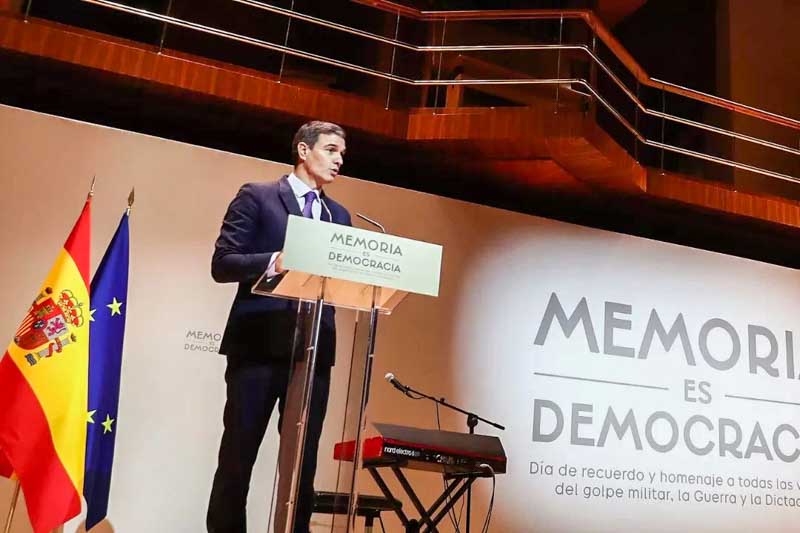 Esta legislación es la disposición adicional octava de la ley de Memoria Democrática, que establece: “Los nacidos fuera de España de padre o madre, abuelo o abuela, que originariamente hubieran sido españoles, y que, como consecuencia de haber sufrido exilio por razones políticas, ideológicas o de creencia o de orientación e identidad sexual, hubieran perdido o renunciado a la nacionalidad española