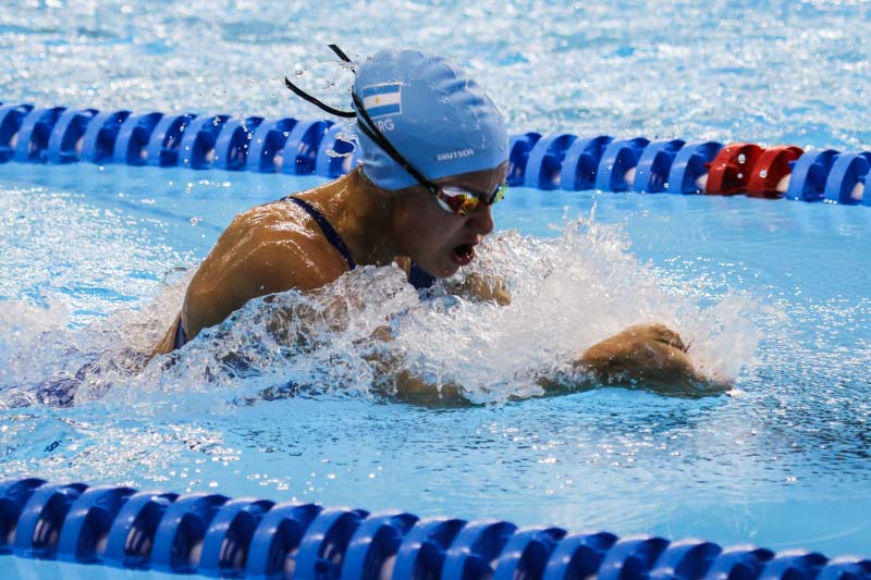 En otras actuaciones destacadas, Magdalena Portella llegó quinta en los 200 metros mariposa (2:14:32), mejorando su tiempo de clasificación. Catalina Acacio finalizó séptima en los 100 metros pecho femenino, y Dante Nicola Rho se colocó octavo en la misma distancia en la rama masculina.