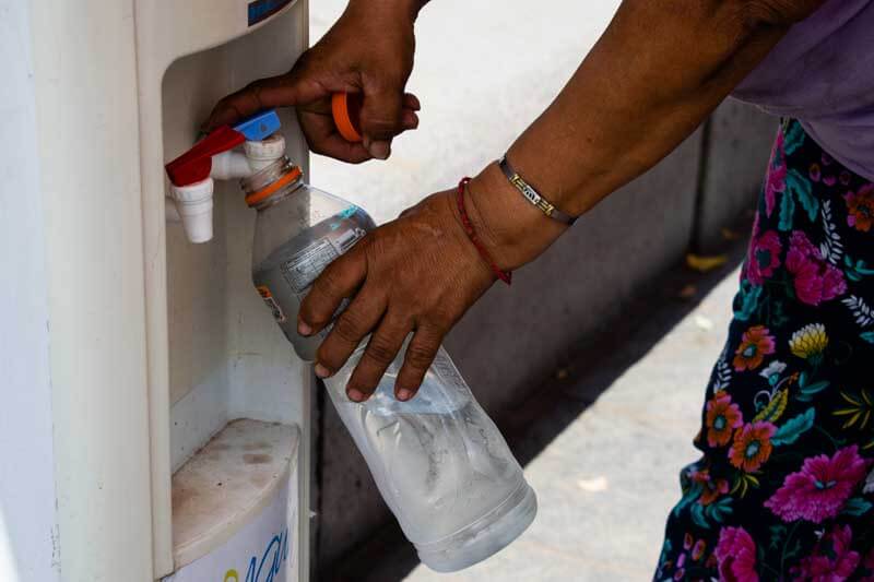 Las autoridades hicieron un llamado a la población a extremar precauciones, especialmente en grupos vulnerables como adultos mayores, niños y personas embarazadas. Entre las recomendaciones figuran mantenerse hidratados, evitar la exposición solar en las horas de mayor radiación (entre las 10 y las 16), y reducir actividades físicas intensas. Se insta a la población a priorizar espacios frescos y a prestar atención a signos de golpes de calor ante una semana marcada por temperaturas récord.