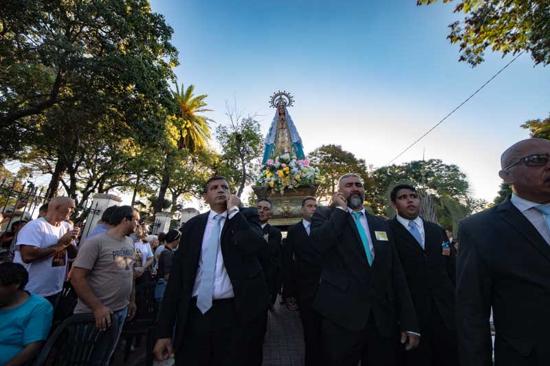 Vecinos de distintos barrios y peregrinos del interior se sumaron a la celebración. La actividad es una de las más convocantes de la religiosidad popular en la ciudad.