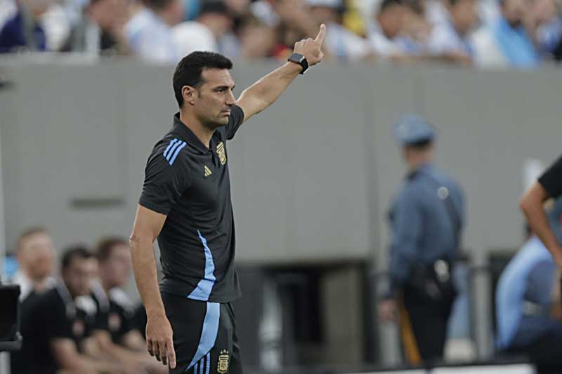 Los dirigidos por Scaloni enfrentarán el domingo al ganador del partido entre Colombia y Uruguay, poniendo al DT en un pedestal donde han llegado muy pocos entrenadores argentinos. Superará a Alfio Basile (dirigió 76 partidos) con 77 encuentros en el banco, por delante solo están Menotti y Bilardo (79 encuentros), y el casi inalcanzable Stábile (124). con todo ello hasta ahora esgrime el récord de 56 triunfos, 13 empates y 6 derrotas, con una efectividad del 74,7%.