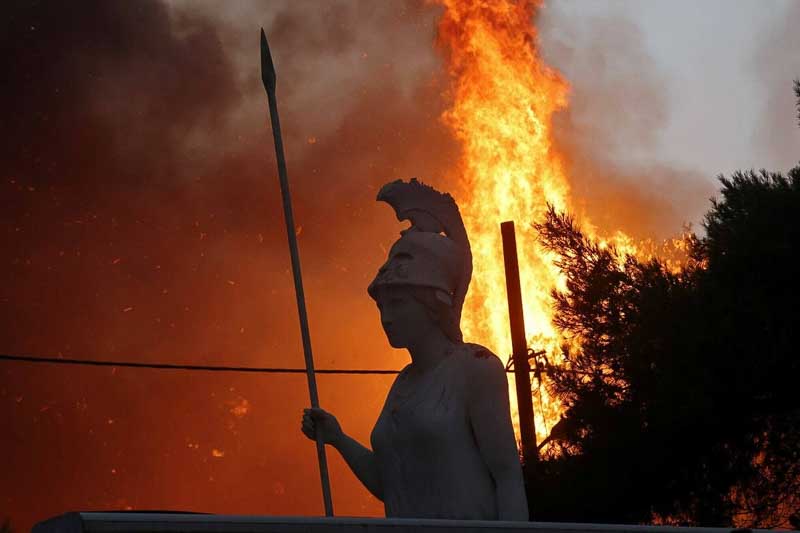 Además de las pérdidas materiales el fuego ya ha cobrado la vida de una mujer, de unos 60 años. Asimismo, las autoridades están realizando obras para reparar los daños causados a la red eléctrica, así como a los edificios públicos y estadios, mientras llegan refuerzos de Francia, Italia, la República Checa, Turquía, Serbia y Rumanía.