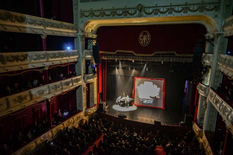 El espectáculo “Renace”, producido especialmente para la ocasión, marcó la reapertura del escenario con tecnología de última generación, nuevas herramientas de accesibilidad y un mensaje de renovación cultural profunda.