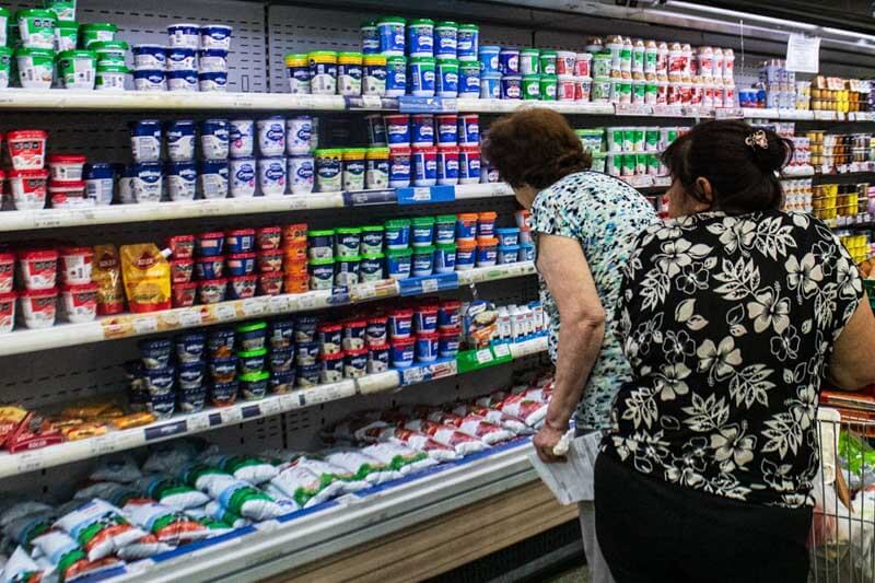 El Instituto para el Desarrollo Agroindustrial Argentino (Idaa) informó que el consumo anualizado de leche per cápita para 2024 podría cerrar en 156,3 litros, una caída drástica de 37 litros respecto a 2023. Este descenso se traduce en una disminución del 18,5% en el consumo de leche no refrigerada y del 17,3% en la demanda general de lácteos durante el primer semestre del año.