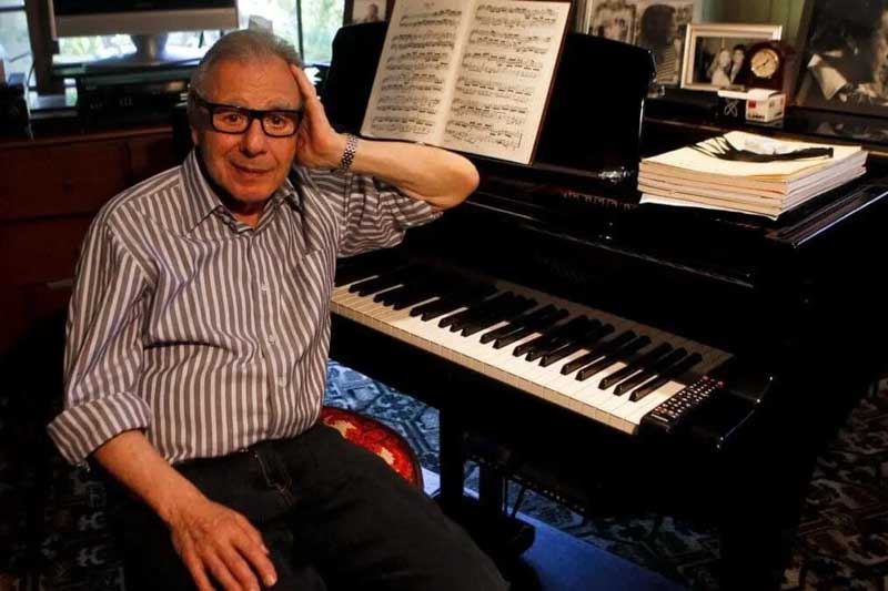 Dos meses antes de su muerte estrenó en Buenos Aires la sinfonía ¡Viva la Libertad!, interpretada por la orquesta sinfónica nacional, bajo la dirección de Emmanuel Siffert. Fue su último gesto creativo, acompañado por el pianista Rod Schejtman. Hasta el final mostró que ninguna misión era imposible para él.