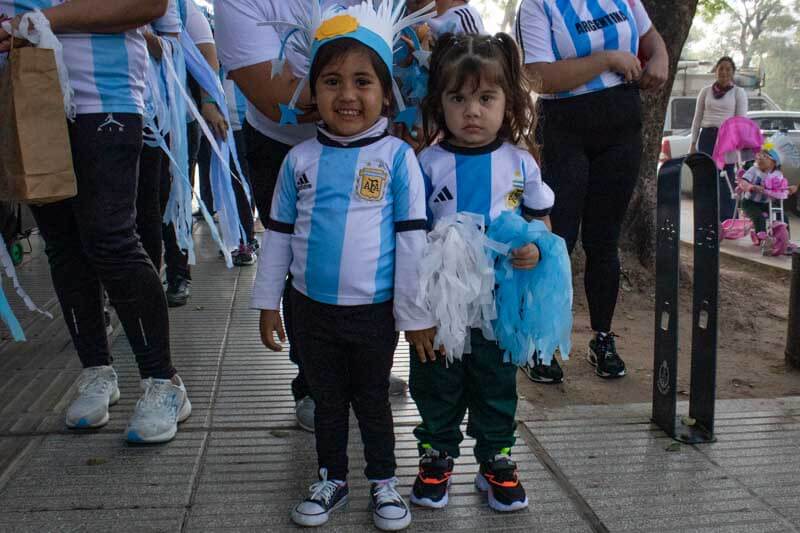 Pese a la neblina persistente desde las primeras horas de la jornada, los niños, llenos de ilusión, esperaron pacientemente a que el clima mejorara para salir y participar en la actividad, orgullosos de vestir los colores celeste y blanco de la bandera.