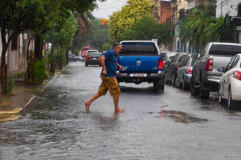 Hacia la noche, el clima se tornará más templado, con registros de 27 grados y vientos estables del norte, descartando lluvias durante este período. Para mañana se presentará temperaturas mínimas de 22 grados, mientras que hacia la noche aumentará la probabilidad de lluvias con una estimación del 70%.