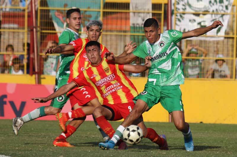 El empate no definió la situación, dejando a ambos clubes populares de la capital sin certezas. Mandiyú, con 36 puntos, en duelo cabeza a cabeza con Deportivo Empedrado, y Boca Unidos no depende ya de sí mismo.