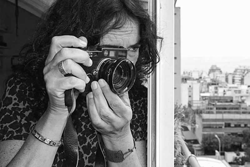  Referente de la fotografía documental en blanco y negro, Adriana Lestido ha dedicado su obra a explorar vínculos humanos, maternidad y ausencia. Series como “Mujeres presas” y fotografías como “Madre e hija de pañuelo”, tomada en Plaza de Mayo, forman parte de su producción más conocida.