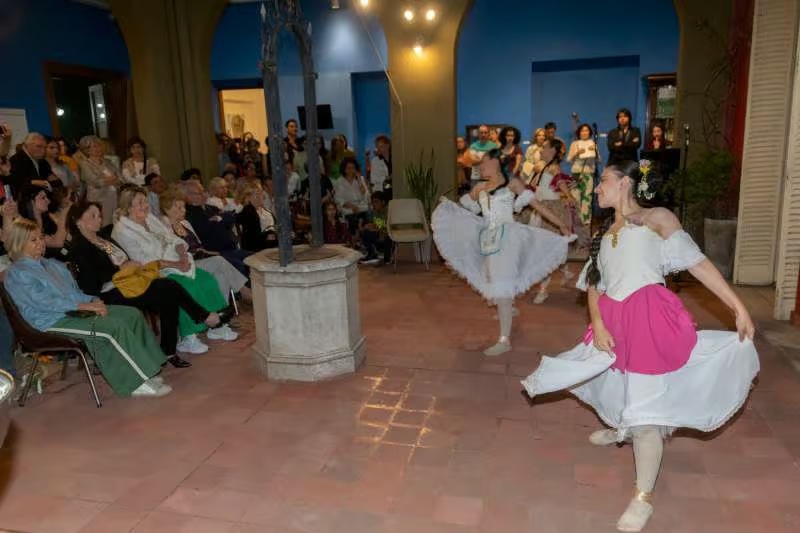 Se sumarán espacios como Casa Molinas, el centro cultural Adolfo Mors, el Palacio de la Legislatura provincial y el Museo Histórico de Vías Navegables, junto con centros culturales de distintas localidades, como Yapeyú, Loreto, San Miguel, Itatí, Sauce, Concepción, Santa Ana, Chavarría e Itá Ibaté. Además de las exhibiciones, habrá intervenciones artísticas, presentaciones teatrales y shows musicales.