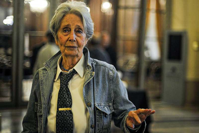 Ilse Fusková: Antes de convertirse en una reconocida activista lesbofeminista, trabajó como fotógrafa profesional en medios gráficos. Sus reportajes para revistas como El Hogar registraron escenas de la vida urbana y cultural de su tiempo.