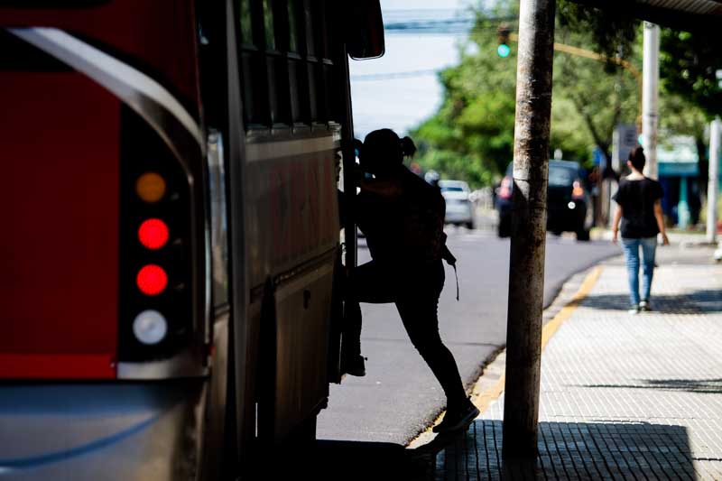 El estudio también resalta que las empresas no pierden en la recaudación, ya que se amparan en la declaración de emergencia del transporte, tanto del Municipio como de la Provincia, para reducir la cantidad de unidades en circulación y disminuir el plantel del personal, mediante suspensiones y despidos. 