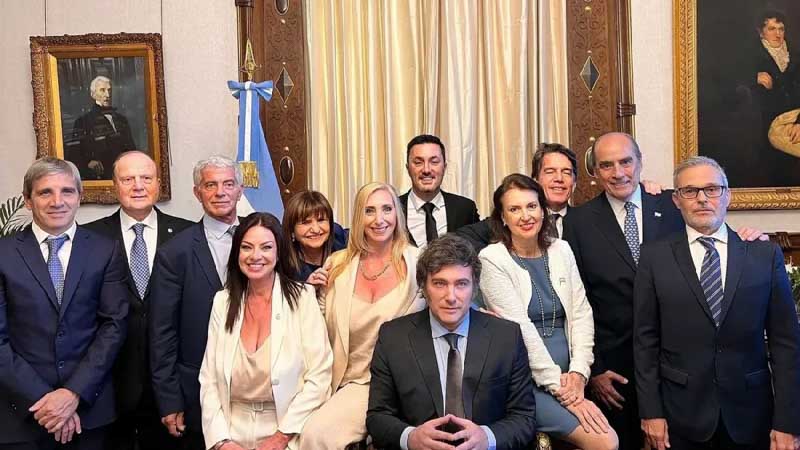 Las carteras eliminadas se incorporan a otras áreas. Nicolás Posse será jefe de Gabinete; Mario Russo, Salud; Patricia Bullrich, Seguridad; Luis Caputo, Economía; Luis Petri, Defensa; Guillermo Francos, Interior; Sandra Pettovello, Capital Humano; Mariano Cúneo Libarona, Justicia; Diana Mondino, Relaciones Exteriores; Guillermo Ferraro, Infraestructura. Funciones y recursos se redistribuyen. Ciencia, Tecnología e Innovación estará en la Jefatura de Gabinete.