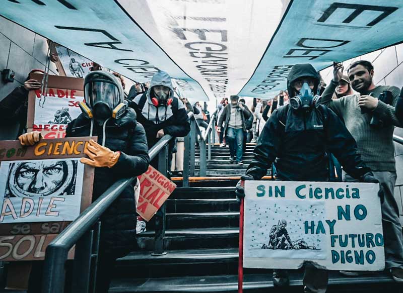 A pesar de un reciente aumento salarial a residentes del Garrahan, los trabajadores continúan en huelga, señalando que la mayoría del personal quedó excluido de la mejora. Por su parte, científicos e investigadores del Conicet alertaron sobre un “cientificidio” ante la caída del 34,7% en sus salarios reales. A las 16 horas, también se sumará el movimiento feminista, al cumplirse 10 años del primer Ni Una Menos, bajo el lema: “Nadie se salva solo”.