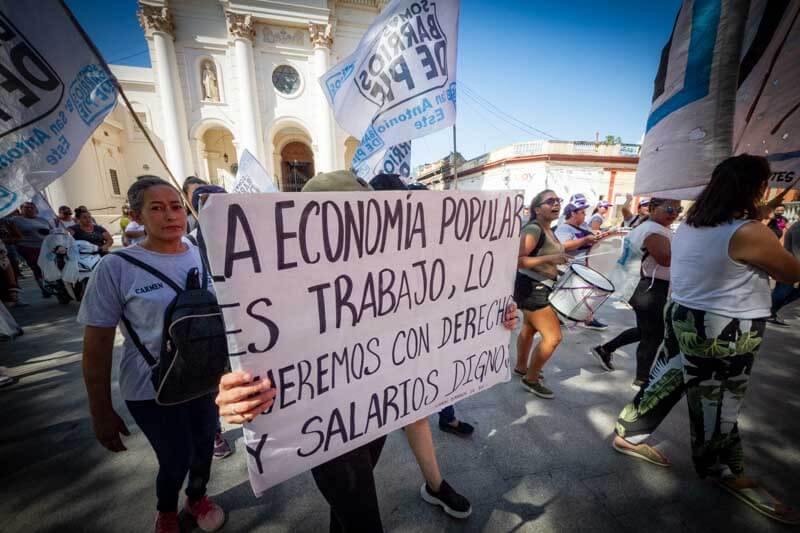 La precarización laboral y el trabajo en negro están entre los temas centrales de la marcha, ya que afectan de manera desproporcionada a las mujeres. Exigieron condiciones de trabajo dignas y la eliminación de la brecha salarial entre hombres y mujeres, temas claves de la deuda que mantiene la sociedad y el poder económico.